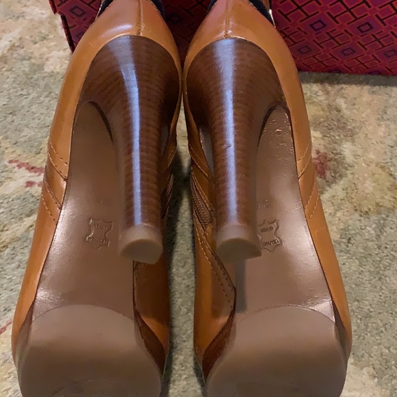 Tory Burch Belinda Cognac Bootie Size 9 - Picture 11 of 11